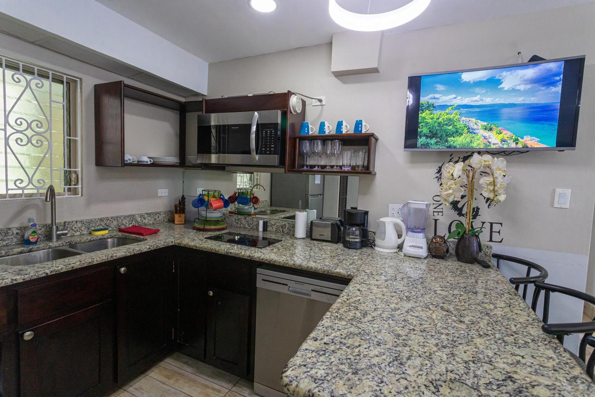 Montego Bay Club Apartments Экстерьер фото
